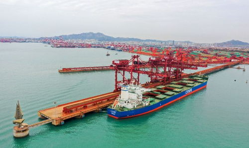 青岛港成功开启铁矿石 国际中转 船船直转 作业模式